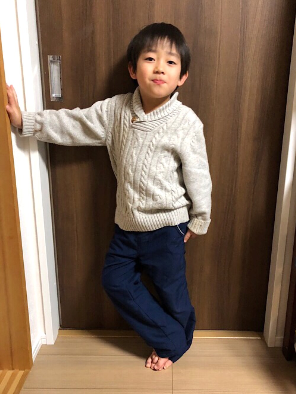 「男の子、男の子コーデ、セーター、エイチアンドエム、シンプルコーデ、6歳、三兄妹、おしゃれさんと繋がりたい」｜「H&Mのアイテム（ニット/セーター、グレー系）」を使った、3kids_codeさん（キッズ・120cm）の冬コーディネートの1枚目の写真