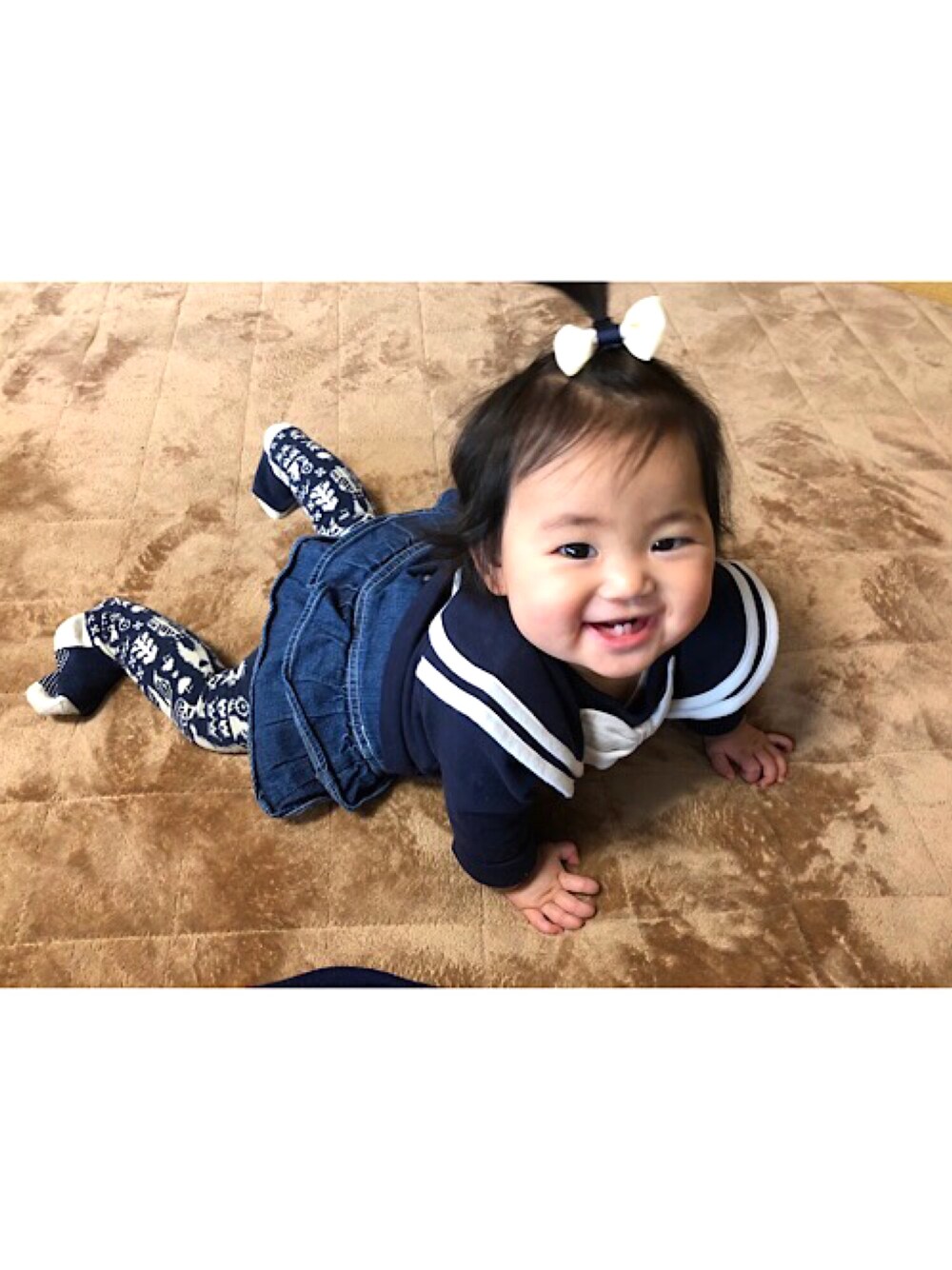 「女の子、女の子ベビー、紺色コーデ、9ヶ月、柄タイツ、三兄妹、おしゃれさんと繋がりたい」｜「韓国子供服beeのアイテム（Tシャツ/カットソー、ブルー系）」を使った、3kids_codeさん（キッズ・70cm）の冬コーディネートの1枚目の写真