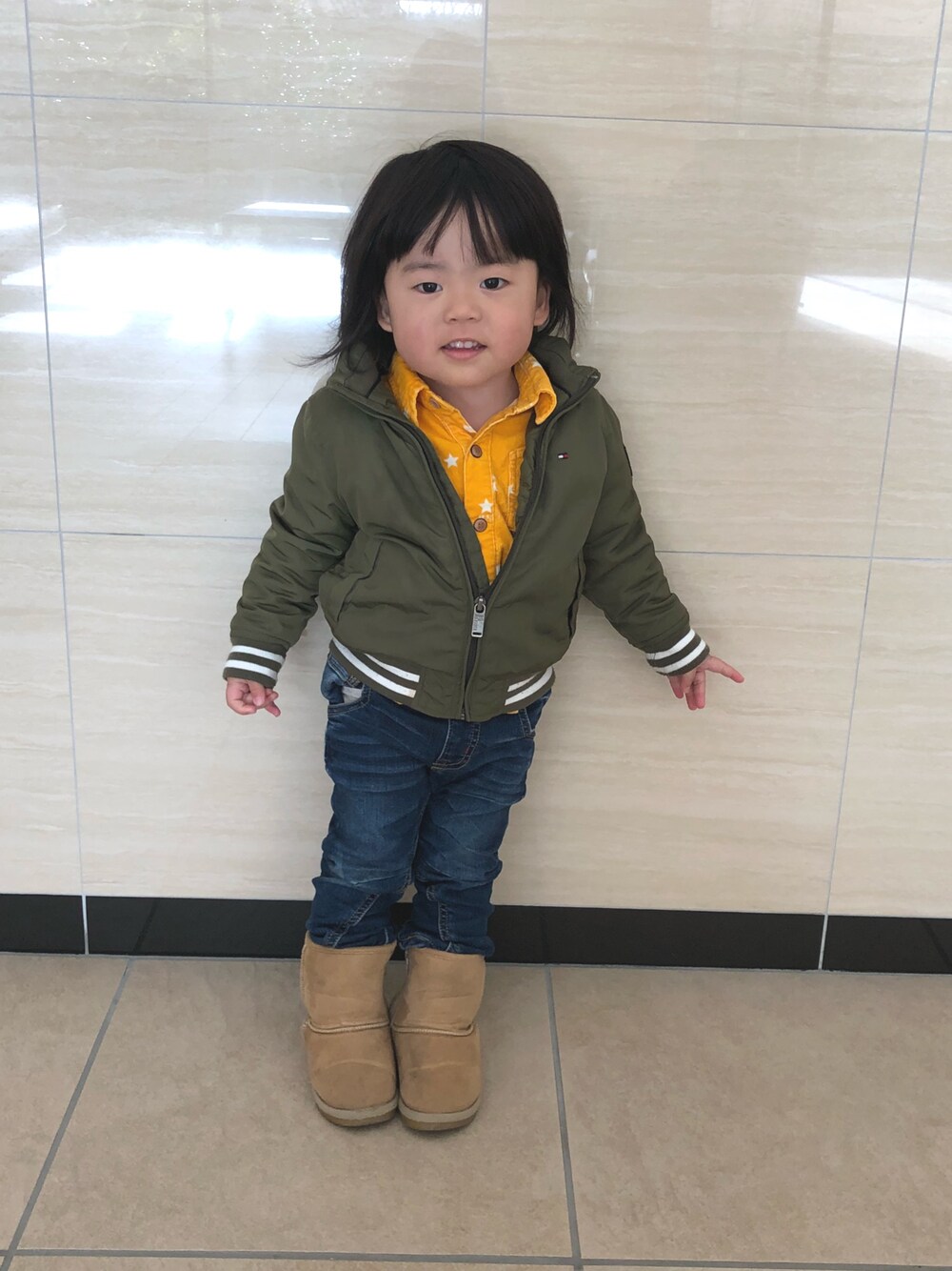 「キッズコーデ、男の子、2歳2ヶ月、カーキアウター、MA-1、三兄妹、おしゃれさんと繋がりたい」｜「TOMMY HILFIGERのアイテム（ジャケット/アウター、グリーン系）」を使った、3kids_codeさん（キッズ・90cm）の冬コーディネートの1枚目の写真