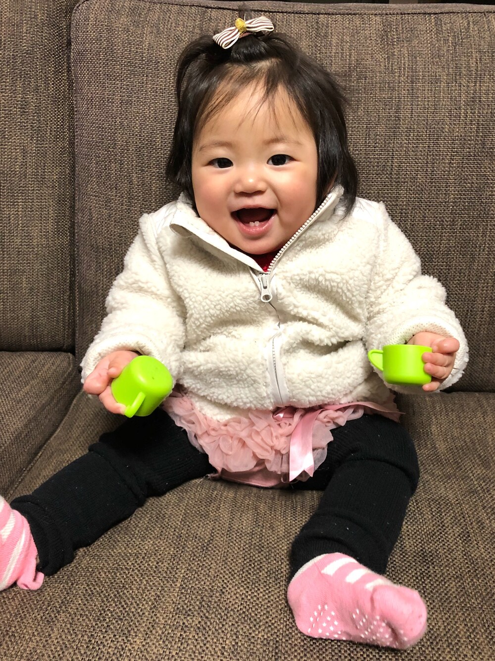 「女の子コーデ、10ヶ月、ボアブルゾン、GAP、ホワイトコーデ、3兄妹、おしゃれさんと繋がりたい」｜「no brandのアイテム（ヘアピン、ブラウン系）」を使った、3kids_codeさん（キッズ・70cm）の春コーディネートの1枚目の写真