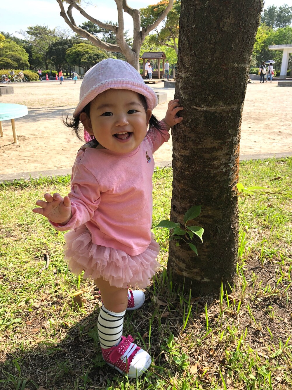「11ヶ月、ベビーコーデ、公園コーデ、ピンクコーデ、全身ピンク、3兄妹、おしゃれさんと繋がりたい、ファーストシューズ」｜「MIKI HOUSEの【ミキハウス】☆Every Day mikihouse☆長袖Tシャツ（Tシャツ/カットソー、ピンク系）」を使った、3kids_codeさん（キッズ・70cm）の春コーディネートの1枚目の写真