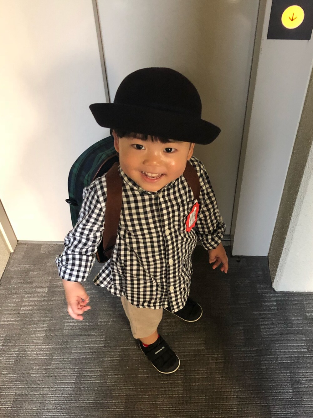 「キッズコーデ、男の子コーデ、幼稚園コーデ、2歳4ヶ月、チェックシャツ、ギンガムチェックシャツ、ギンガムチェック、おしゃれさんと繋がりたい」｜「制帽のアイテム（ハット、ブラック系）」を使った、3kids_codeさん（キッズ・90cm）の春コーディネートの1枚目の写真