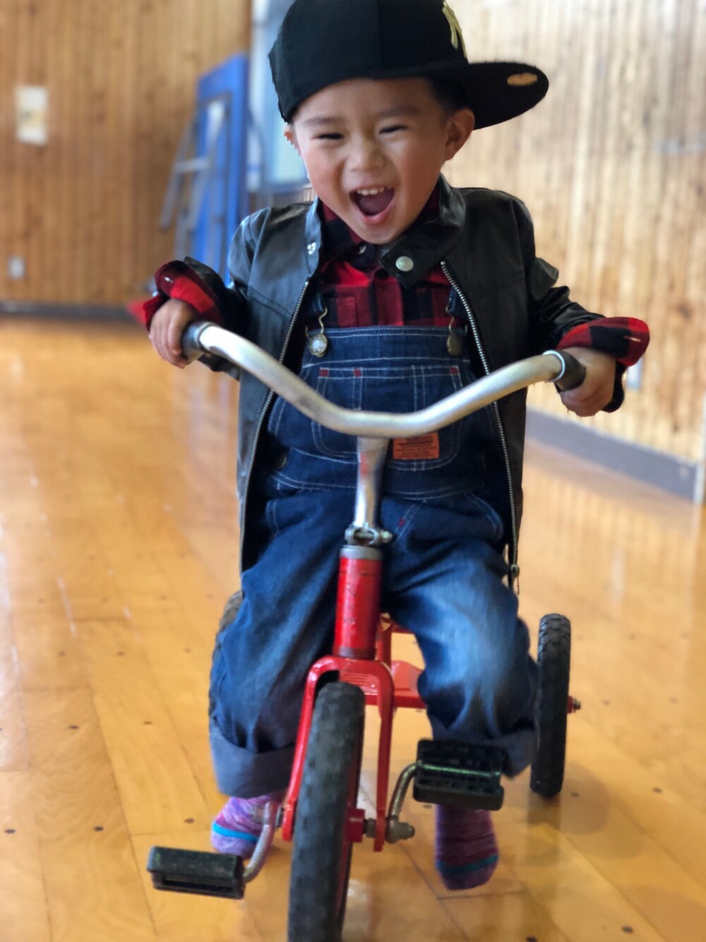 「BREEZEのアイテム（ライダースジャケット、ブラック系）」を使った、аотмайさん（キッズ・70cm）の春コーディネートの1枚目の写真