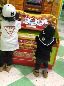 「Guess（ゲス）のアイテム（トップス）」を使った、аотмайさん（キッズ・70cm）の春コーディネート