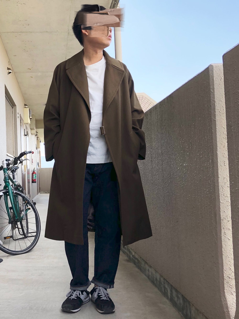 「秋のブラウンスタイル、秋コーデ、秋服、デニム、ブラウン、ユニクロ、UNIQLO、YAECA、COMOLI、タイロッケンコート」｜「COMOLIのアイテム（トレンチコート、ブラウン系）」を使った、AK190さん（メンズ・168cm）の秋コーディネートの1枚目の写真