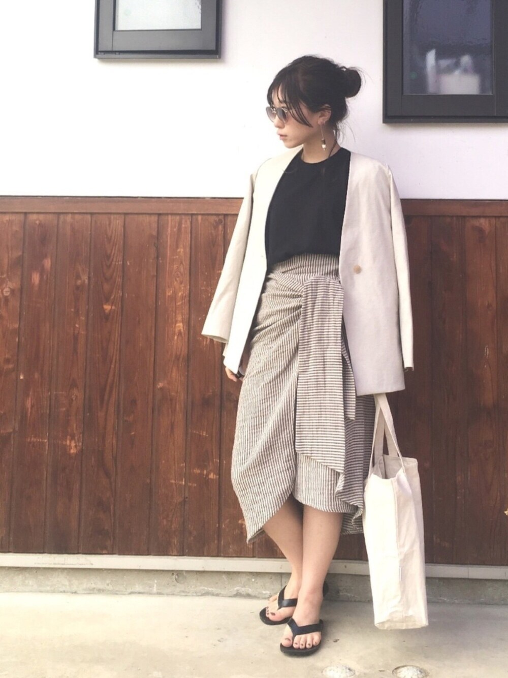 「オトナ女子、きれいめカジュアル、ラフ、outfit、ootd、カジュアル、オトナカジュアル、大人カジュアル、リネン、モノトーン」｜「UNIQLOのアイテム（Tシャツ/カットソー、ブルー系）」を使った、shihoさん（レディース・155cm）の春コーディネートの1枚目の写真