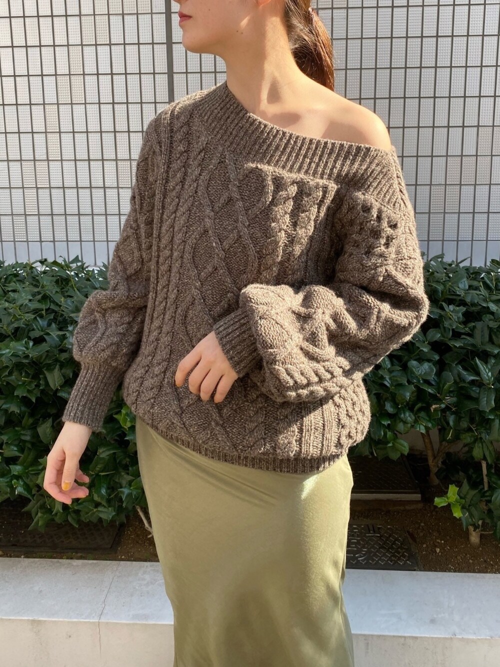 「ケーブルニット、大人カジュアル、秋コーデ、秋冬コーデ、オフショルニット、ボリュームニット、ニットコーデ、オトナ女子、サテンスカート、スタッフセンバツ」｜「LAGUNAMOONのアシンメトリーアランニット（ニット/セーター、ブラウン系）」を使った、藤井さん（レディース・166cm）の秋コーディネートの1枚目の写真