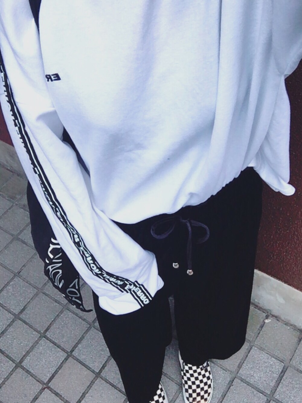 「シンプルコーデ、モノトーン、ベロア、ベロアパンツ、ロングTシャツ、ootd」｜「koreaのアイテム（Tシャツ/カットソー、ホワイト系）」を使った、rinasuさん（レディース・163cm）の秋コーディネートの1枚目の写真
