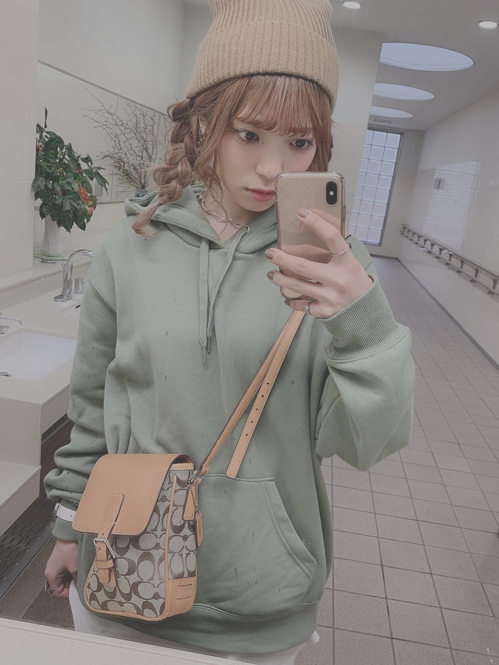 「パーカー、カジュアル」｜「GUのアイテム（パーカー、グリーン系）」を使った、rinasuさん（レディース・163cm）の春コーディネートの1枚目の写真
