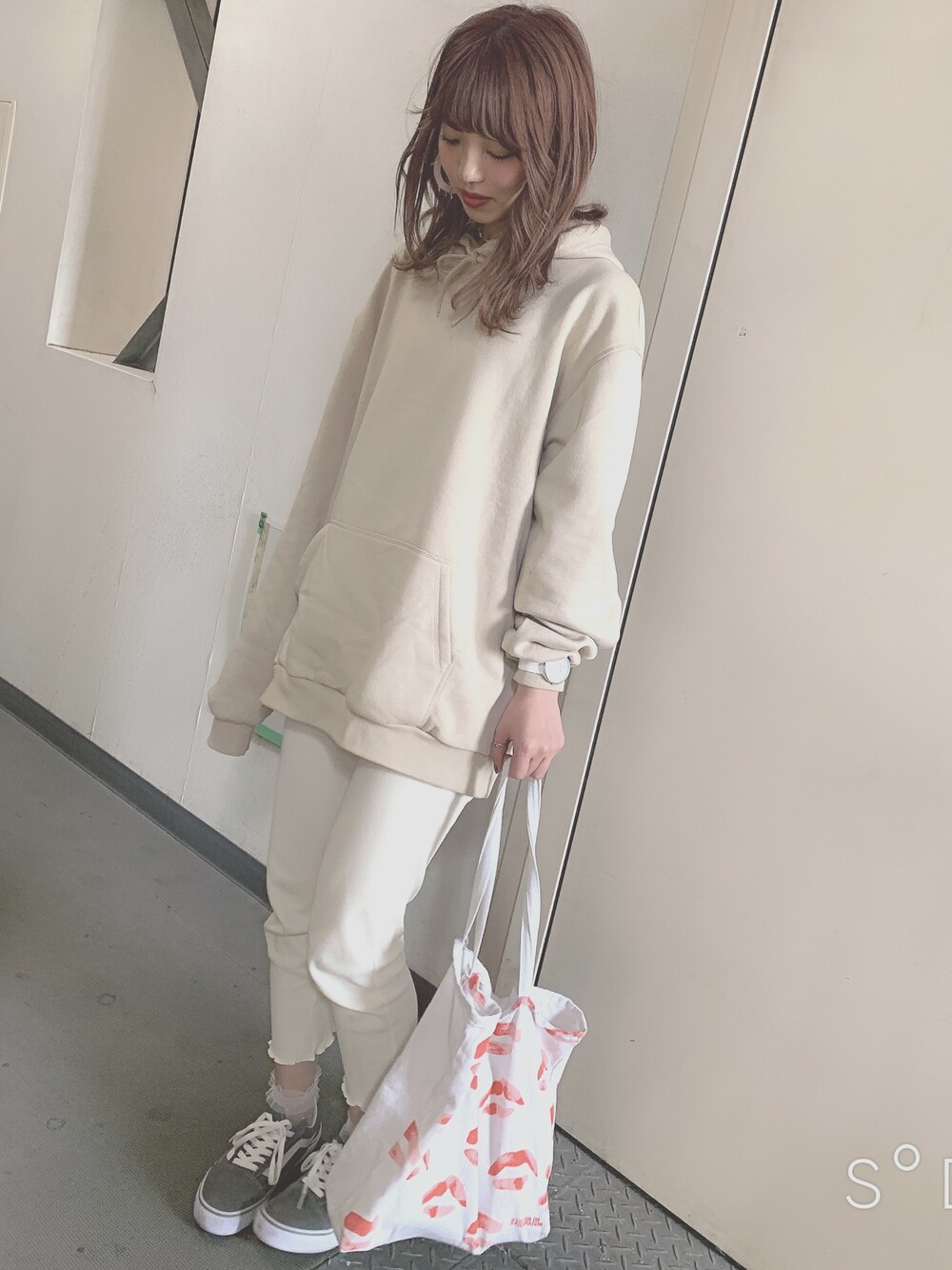 「ベージュ、パーカー、スニーカー」｜「H&Mのアイテム（パーカー、ベージュ系）」を使った、rinasuさん（レディース・163cm）の春コーディネートの1枚目の写真