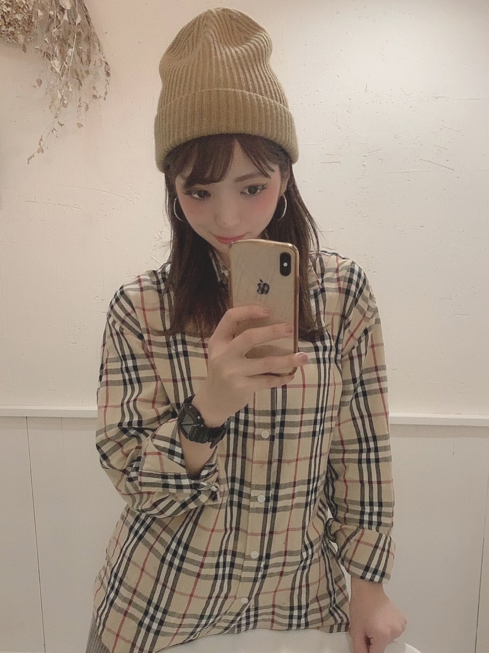「バーバリーチェック、ニットキャップ、ベージュ」｜「meのアイテム（シャツ/ブラウス、ベージュ系）」を使った、rinasuさん（レディース・163cm）の春コーディネートの1枚目の写真