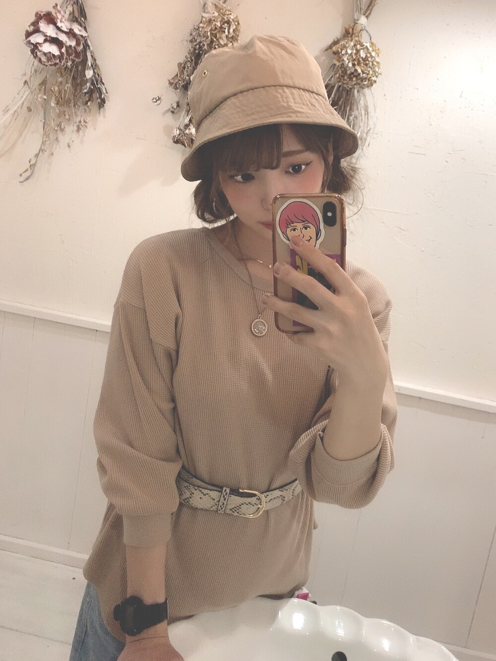「ベージュ、デニム、バケットハット、ベルト」｜「H&Mのアイテム（帽子、ベージュ系）」を使った、rinasuさん（レディース・163cm）の夏コーディネートの1枚目の写真