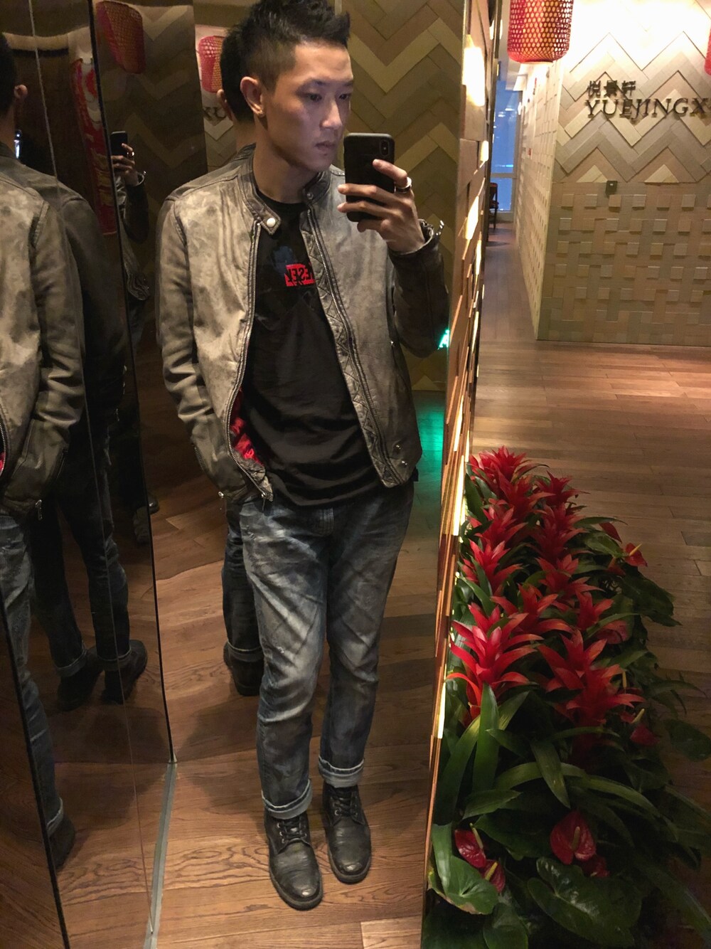 「DIESELのアイテム（ムートンコート、グレー系）」を使った、Matthew_fanさん（メンズ・180cm）の春コーディネートの1枚目の写真