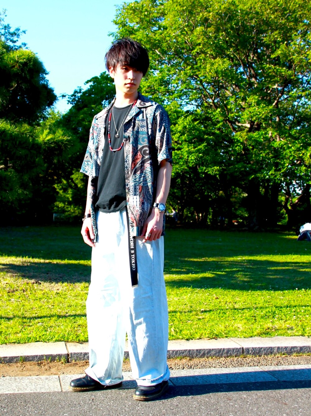 ブラック系のTシャツ/カットソー、その他のシャツ/ブラウス、ブルー系のデニムパンツを着用したメンズの夏コーディネートの1枚目の写真