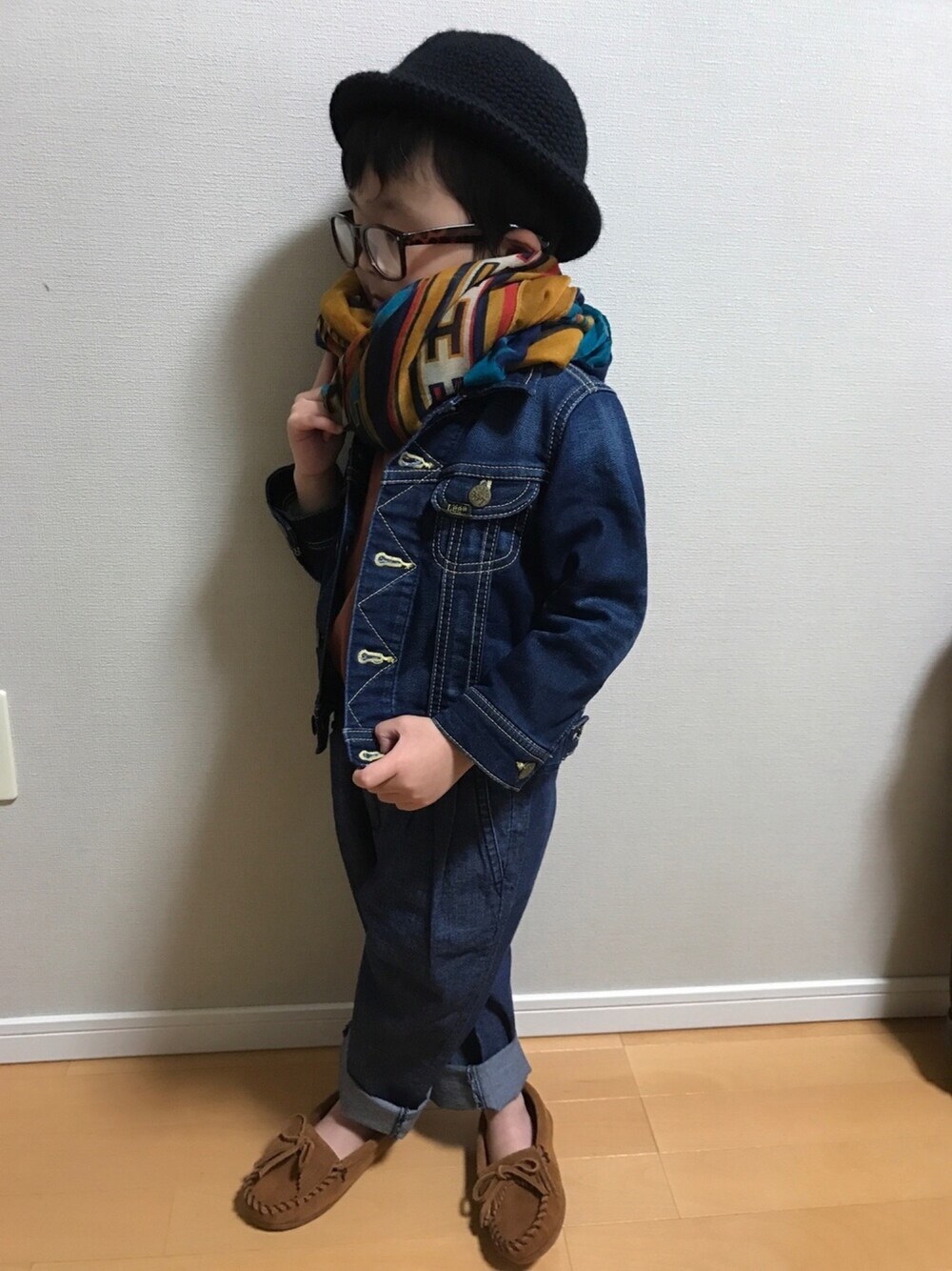 「シンプルコーデ、おとこのこ、春コーデ、デニムジャケット、デニムパンツ、モカシンシューズ、manmaru.a、ストール」｜「manmaru.aのアイテム（ハット、ブラック系）」を使った、Kiii☆Soooさん（キッズ・100cm）の冬コーディネートの1枚目の写真