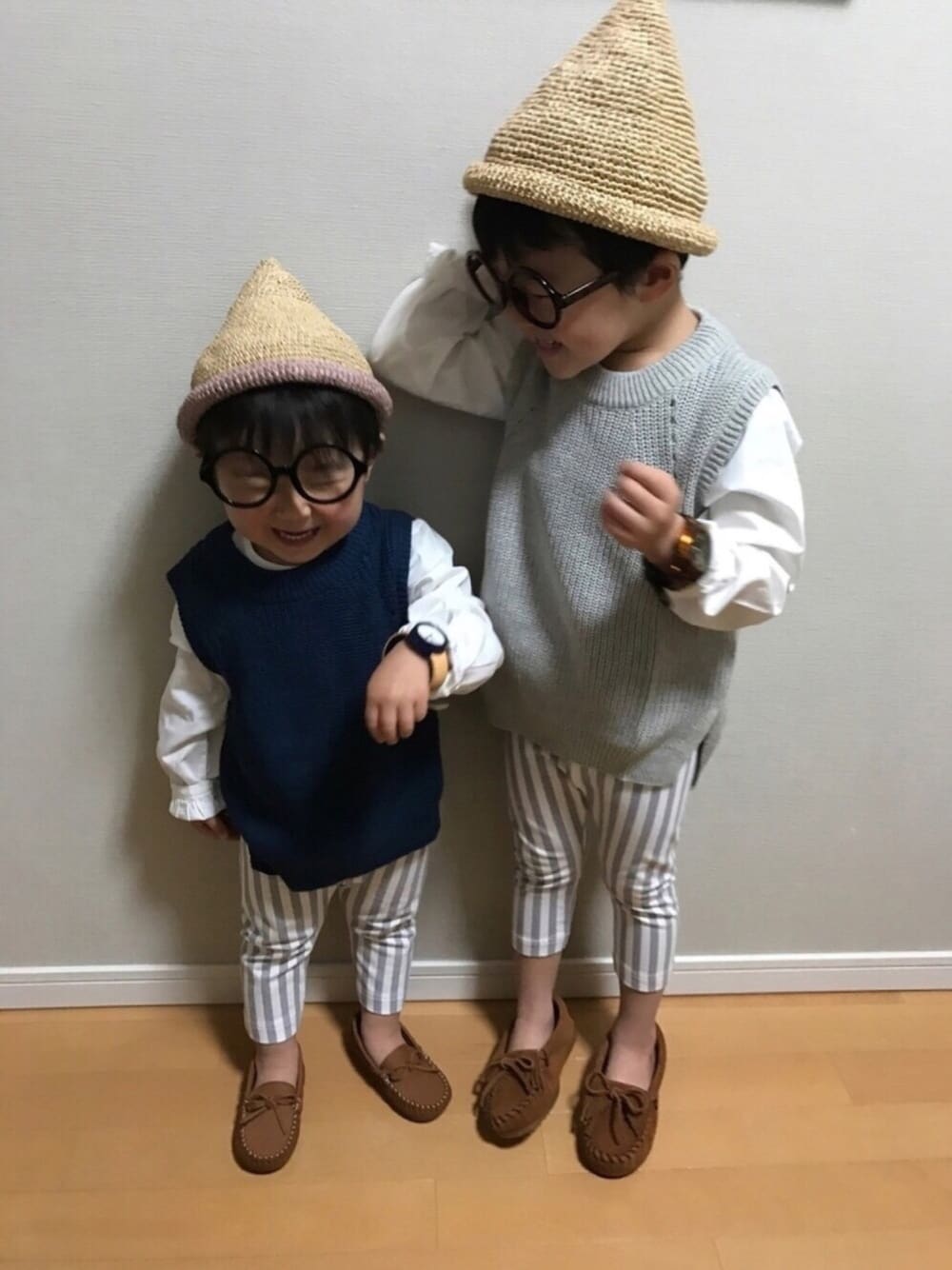 「キッズコーデ、おとこのこ、ニットベスト、レギンス、ハンドメイド、トンガリ帽子、麦わら帽子、モカシン」｜「Handmadeのアイテム（帽子、ベージュ系）」を使った、Kiii☆Soooさん（キッズ・100cm）の春コーディネートの1枚目の写真