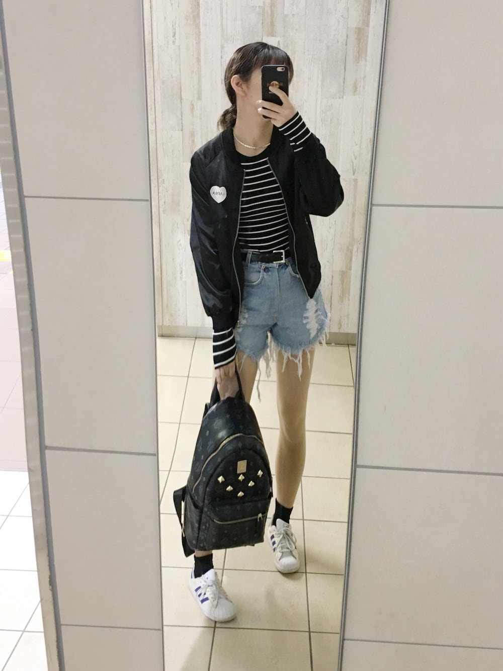 「ゆるコーデ、大人カジュアル、休日スタイル、パンツスタイル、ボーダー、ジャージ、スボーツミックス、nylonjapan」｜「NADIA FLORES EN EL CORAZONのアイテム（スタジャン、ブラック系）」を使った、ちょす子さん（レディース・152cm）の春コーディネートの1枚目の写真