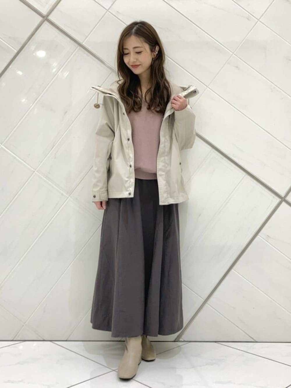 「ニット、マウンテンパーカー、ショートブーツ、ロングスカート、春ニット、アーバン リサーチ ドアーズ(URBAN RESEARCH DOORS)、URBAN RESEARCH DOORS、ピンクニット」｜「URBAN RESEARCH DOORSのストレッチレザーショートブーツ（ブーツ、グレー系）」を使った、井上　裕美さん（レディース・158cm）の冬コーディネートの1枚目の写真