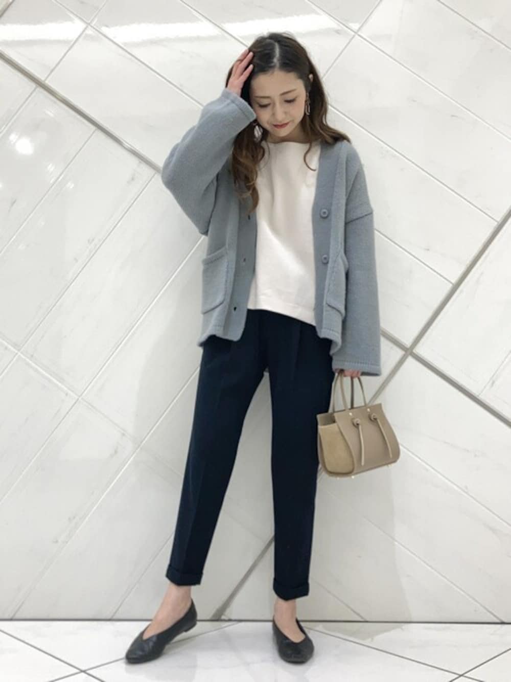 「テーパードパンツ、ニットカーディガン、アーバン リサーチ ドアーズ(URBAN RESEARCH DOORS)、URBAN RESEARCH DOORS、アーバンリサーチドアーズ、マルコビアンチーニ」｜「URBAN RESEARCH DOORSのローゲージアウトポケットカーディガン（カーディガン/ボレロ、ブルー系）」を使った、井上　裕美さん（レディース・158cm）の冬コーディネートの1枚目の写真