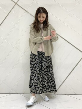 「URBAN RESEARCH DOORS（アーバンリサーチドアーズ）の小花柄ギャザーフレアスカート（スカート）」を使った、井上　裕美さん（レディース・158cm）の春コーディネート