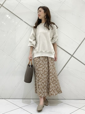 「URBAN RESEARCH DOORS（アーバンリサーチドアーズ）の小花柄ギャザーフレアスカート（スカート）」を使った、井上　裕美さん（レディース・158cm）の春コーディネート