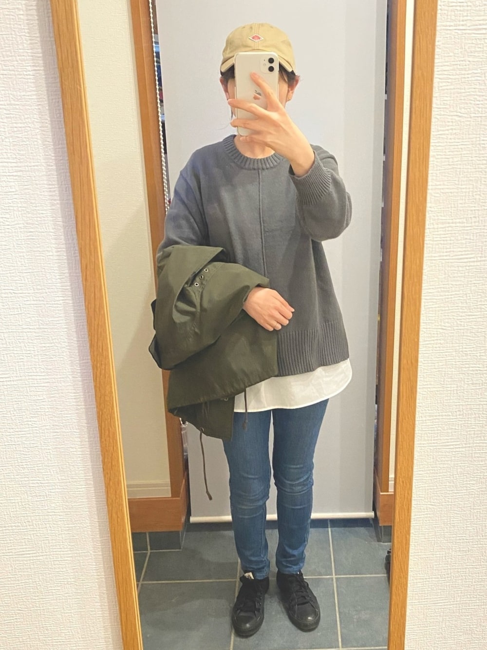 「休日スタイル、カジュアル、パンツスタイル、アリスのピアス、UNIQLO、GU」｜「GUのサイズs タンクトップとセット（トップス、グレー系）」を使った、ぴっぴさん（レディース・157cm）の冬コーディネートの1枚目の写真