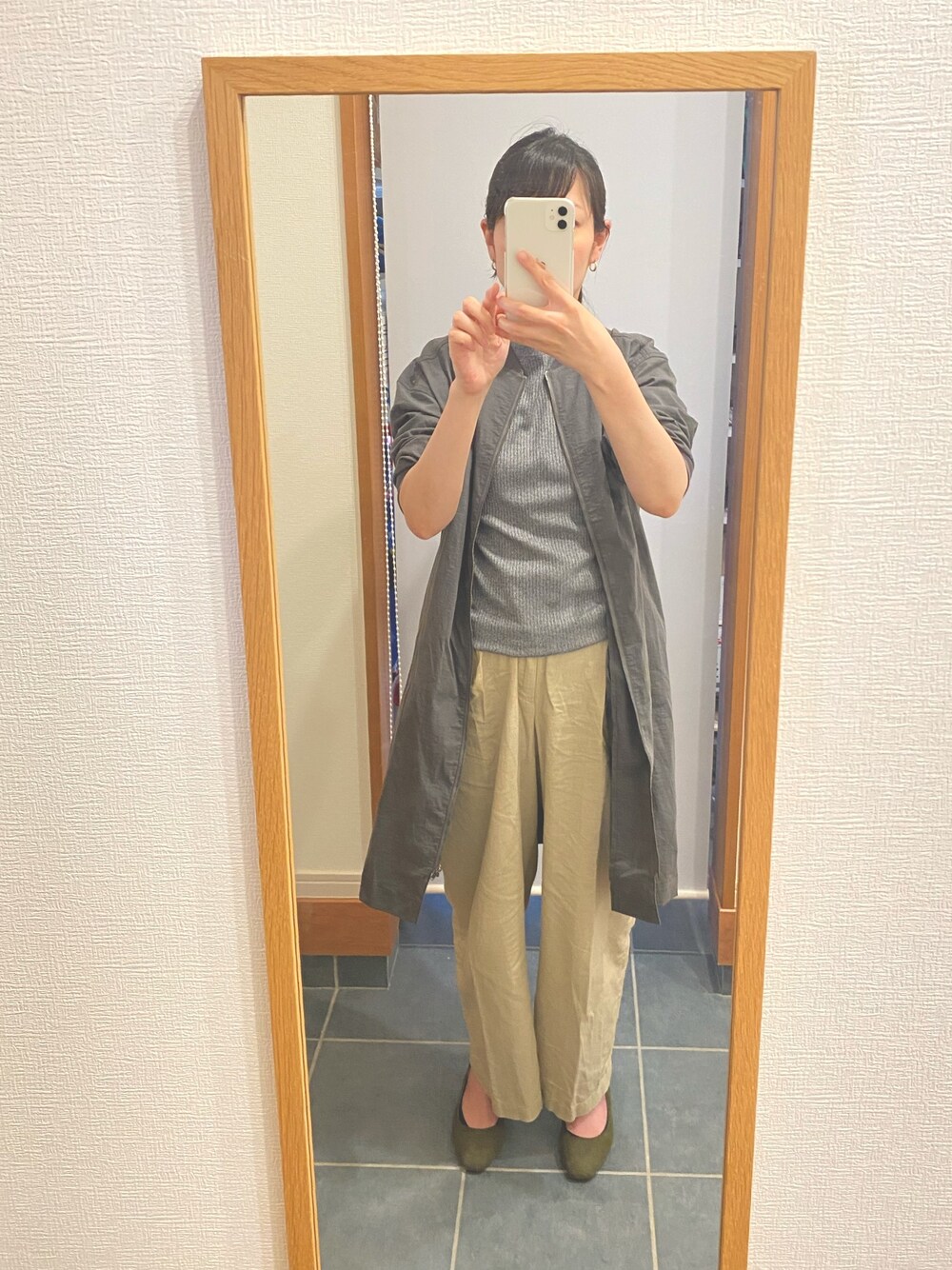 「車の点検日、雨から晴れた、海見ながら車カフェしたよ、点検してもらって早速汚す、ゆるコーデ」｜「UNIQLOのリブボートネックT（5分袖）（Tシャツ/カットソー、グレー系）」を使った、ぴっぴさん（レディース・157cm）の春コーディネートの1枚目の写真