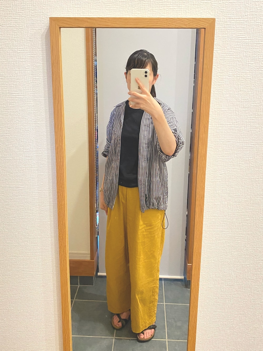 「ユニクロ、黄色のパンツ、+J」｜「UNIQLOの＋J メンズxs（シャツ/ブラウス、グレー系）」を使った、ぴっぴさん（レディース・157cm）の夏コーディネートの1枚目の写真