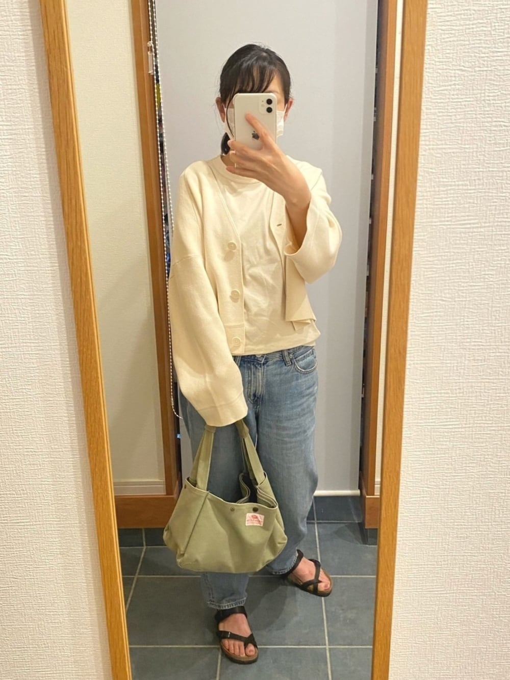 「Uniqlo、UNIQLO U、ミラノリブ、ミラノリブvネックカーディガン」｜「UNIQLOの＋J メンズxs（シャツ/ブラウス、グレー系）」を使った、ぴっぴさん（レディース・157cm）の秋コーディネートの1枚目の写真