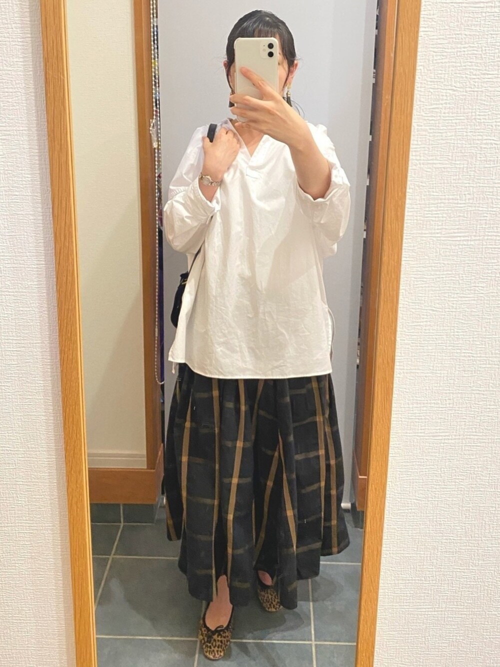 「anana、ユニクロ、スカートスタイル、スカート」｜「UNIQLOのアイテム（シャツ/ブラウス、ホワイト系）」を使った、ぴっぴさん（レディース・157cm）の秋コーディネートの1枚目の写真