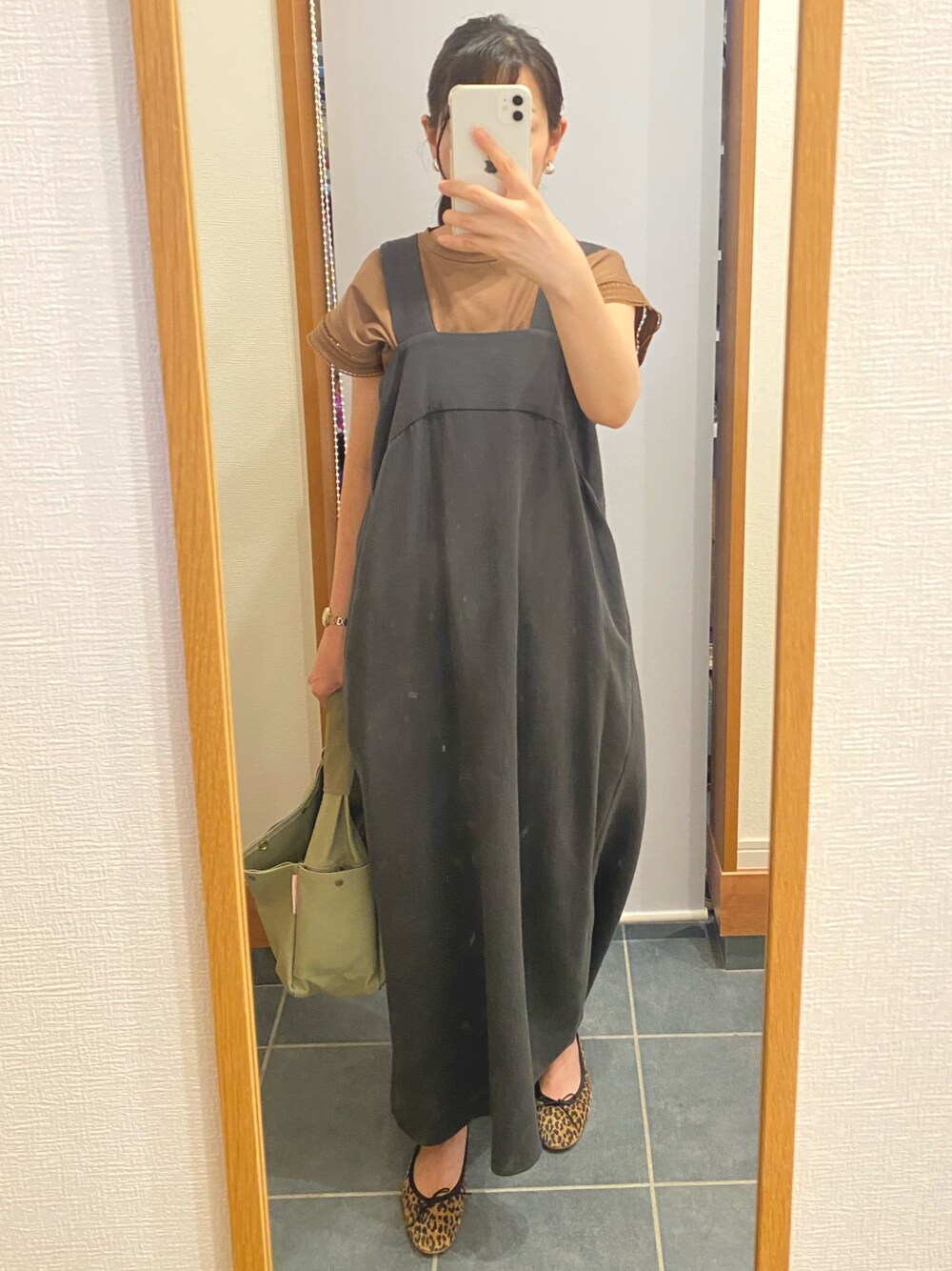 「LAATOのSHOWER ONE-PIECE（ワンピース、グレー系）」を使った、ぴっぴさん（レディース・157cm）の秋コーディネートの1枚目の写真