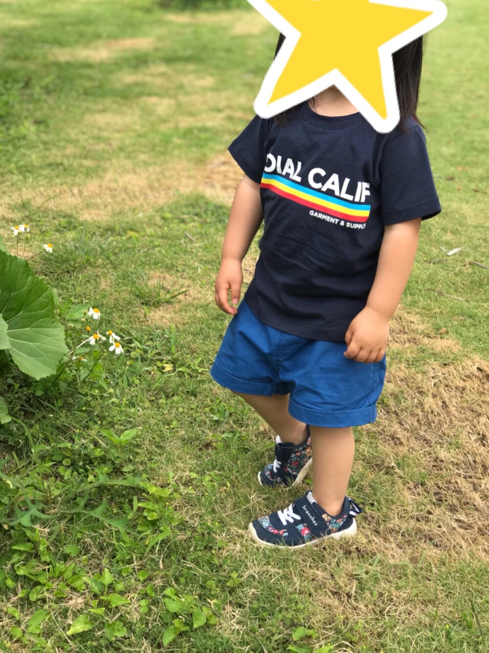 ブルー系のTシャツ/カットソー、ブルー系のその他パンツ、ブルー系のスニーカーを着用したキッズの春コーディネートの1枚目の写真