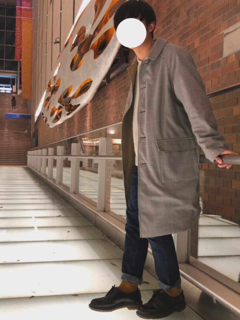 「おしゃれさんと繋がりたい、冬コーデ、今日のコーデ、きれいめカジュアル、オトナカジュアル、チェック、Dr.Martens、ステンカラーコート、キレイめ、デニムパンツ」｜「417 EDIFICEの◆レトロチェック リバーシブル ステンカラーコート（ステンカラーコート、ベージュ系）」を使った、よっちーさん（メンズ・165cm）の冬コーディネートの1枚目の写真