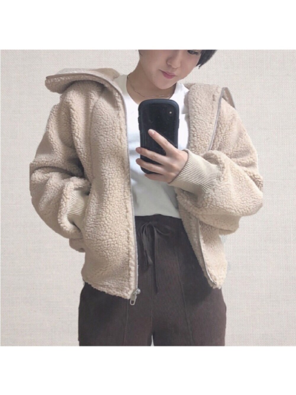 ベージュ系のジャケット/アウター、ブラウン系のその他パンツ、ホワイト系のTシャツ/カットソーを着用したレディースの秋コーディネートの1枚目の写真