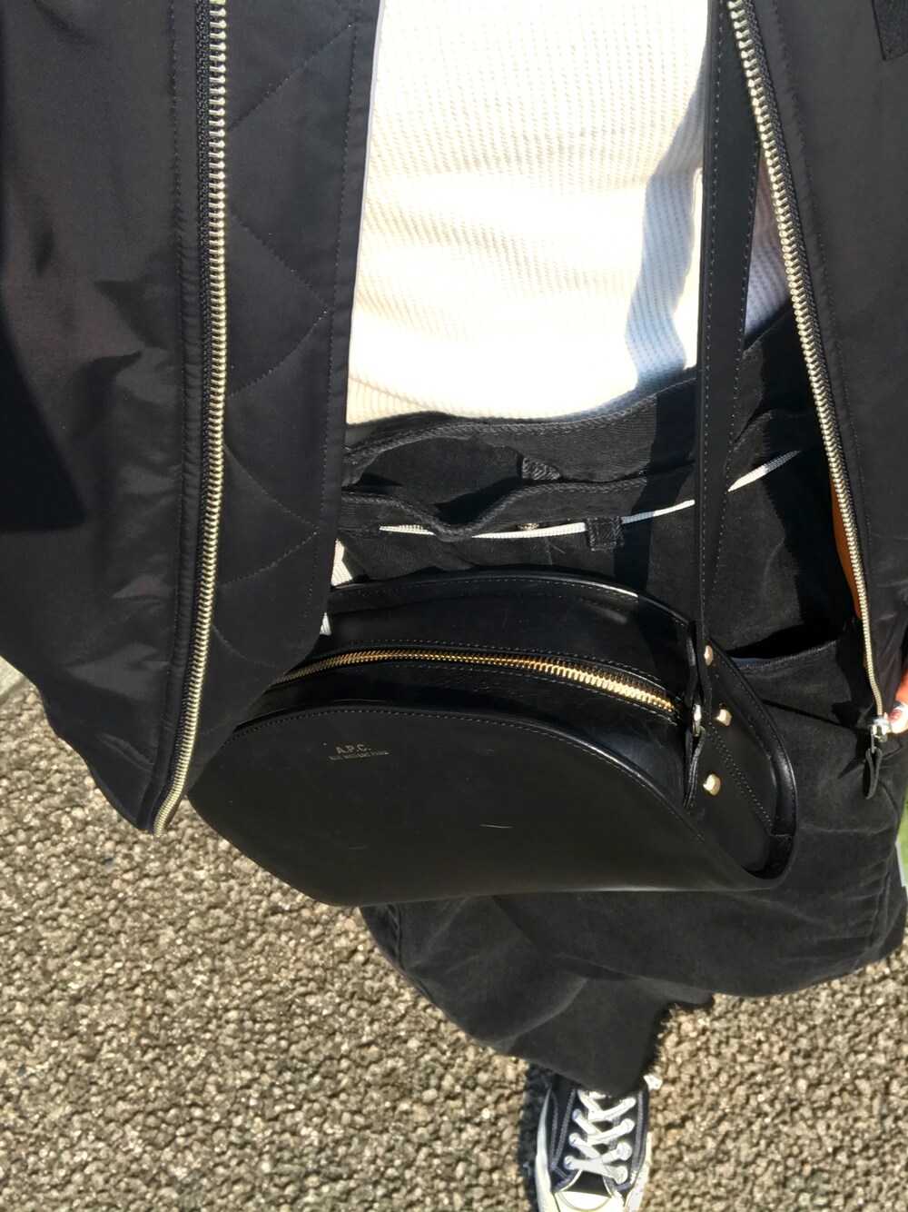「メゾンエウレカ、MAISONEUREKA、g.v.g.v.、シュプリーム、supreme、A.P.C.、チャックテイラー、サーマル、Chuck Taylor、美容師」｜「A.P.C.のSAC DEMI-LUNE/BLACK（ショルダーバッグ、ブラック系）」を使った、Kayoko Kashimaさん（レディース・162cm）の春コーディネートの1枚目の写真