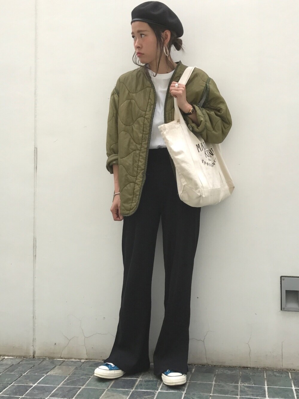 「メゾンキツネ、チャックテイラー、美容師、ジャーナルスタンダード、リブパンツ、ミリタリージャケット、ベレー帽、ROKU」｜「WEGOのWEGO/パイピングベレー（ハンチング/ベレー帽、ブラック系）」を使った、Kayoko Kashimaさん（レディース・162cm）の春コーディネートの1枚目の写真