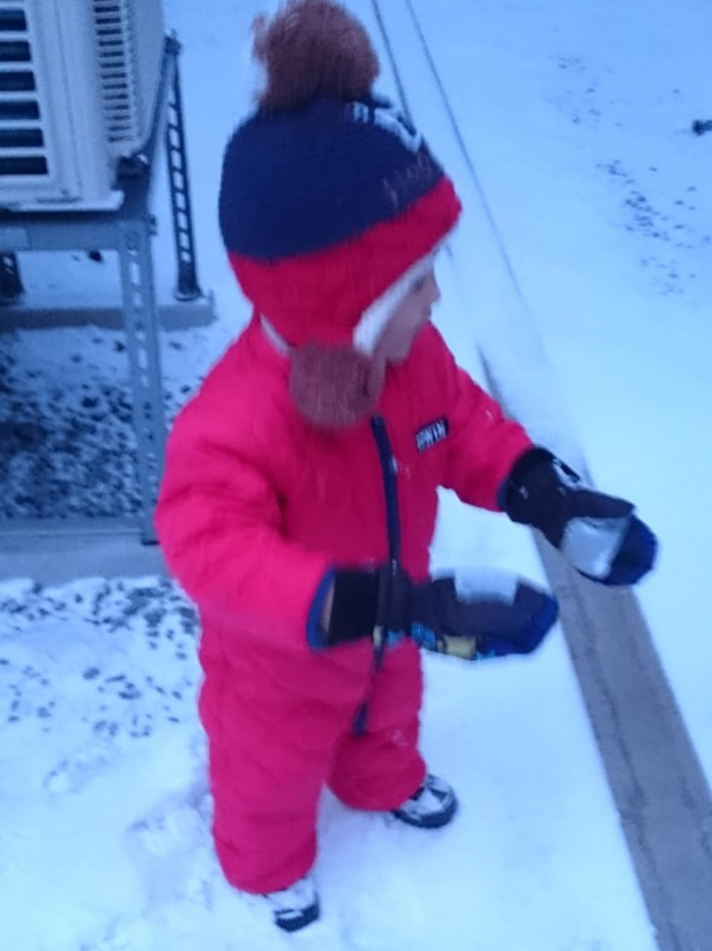 「EDWIN、ジャンプスーツ、スノーウェア、雪遊び、冬コーデ、2歳、２歳1ヶ月、チビーズ✳︎」｜「EDWINのアイテム（カバーオール、レッド系）」を使った、ちび子さん（レディース・148cm）の秋コーディネートの1枚目の写真