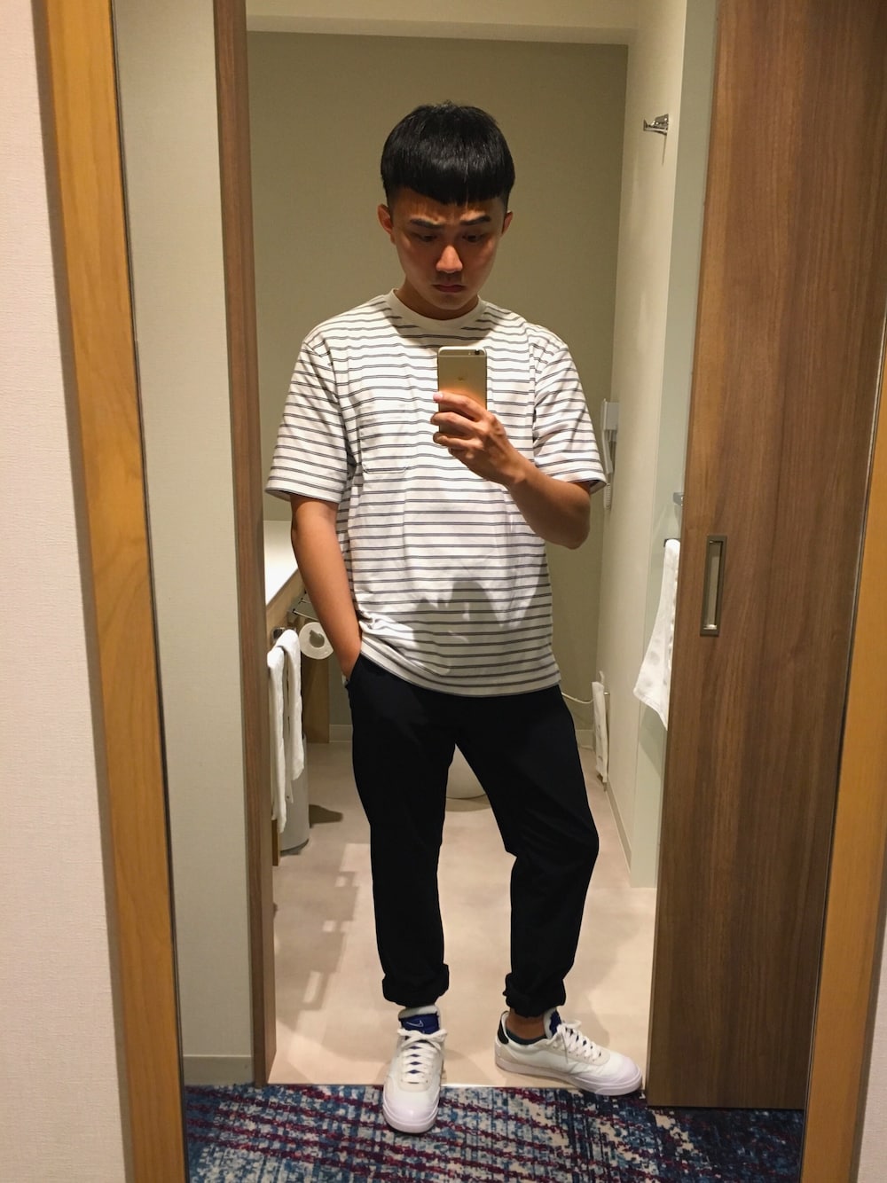 「UNITED ARROWSのアイテム（Tシャツ/カットソー、ホワイト系）」を使った、Dustin Leeさん（メンズ・167cm）の秋コーディネートの1枚目の写真