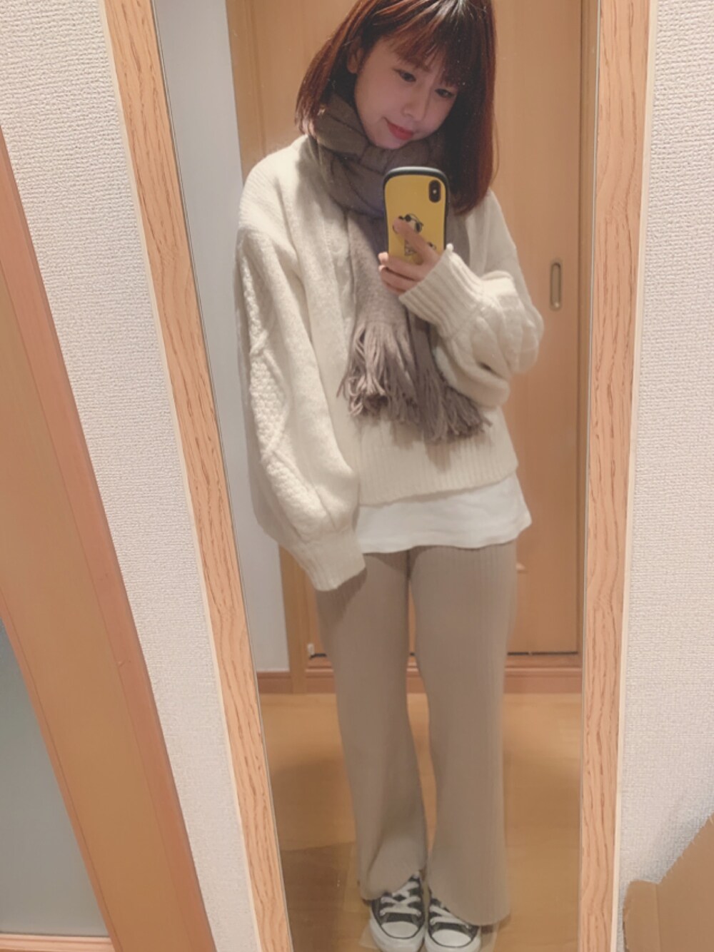 「パンツスタイル、ニットパンツ、ワントーンコーデ、カジュアルコーデ、シンプル、ベージュコーデ、コンバース、converse、オトナカジュアル、お洒落さんとつながりたい」｜「NANING9のNANING9(ナンニング)ボリュームフリンジストール（マフラー、ブラウン系）」を使った、おまめさん（レディース・150cm）の冬コーディネートの1枚目の写真