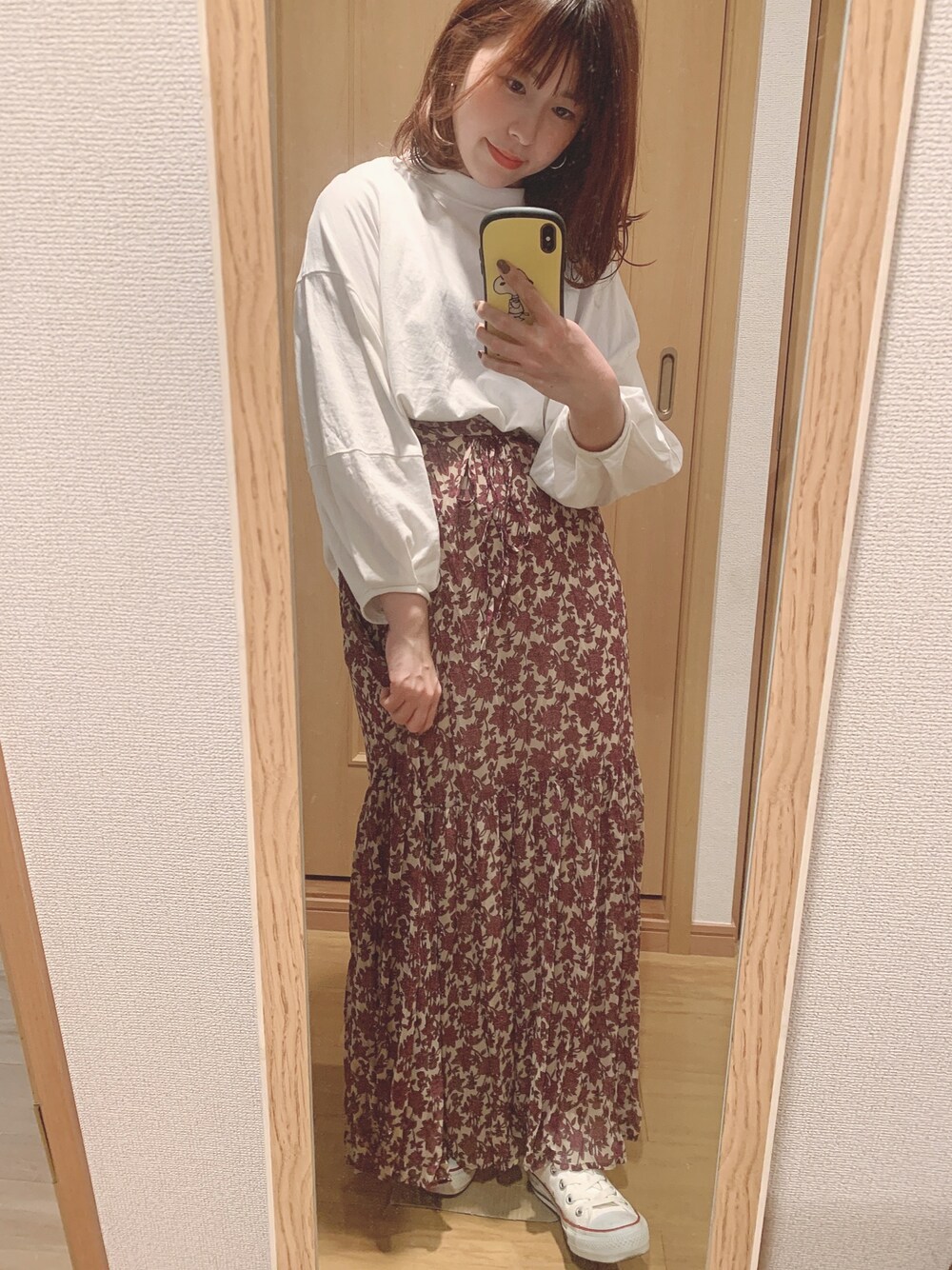「カスタネ、Kastane、低身長コーデ、花柄、花柄スカート、休日スタイル、カジュアル、スニーカーコーデ、converse」｜「Kastaneの花柄プリーツティアードスカート（スカート、パープル系）」を使った、おまめさん（レディース・150cm）の春コーディネートの1枚目の写真