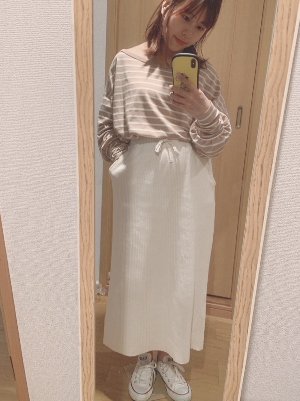 「カジュアルコーデ、シンプルコーデ、ホワイト、コンバース、ベージュ、今日のコーデ、低身長、who's who chico、LOWRYS FARM、ワンショルダー」｜「LOWRYS FARMのヘンケイワッフルカットスカート　807242（スカート、ホワイト系）」を使った、おまめさん（レディース・150cm）の春コーディネートの1枚目の写真