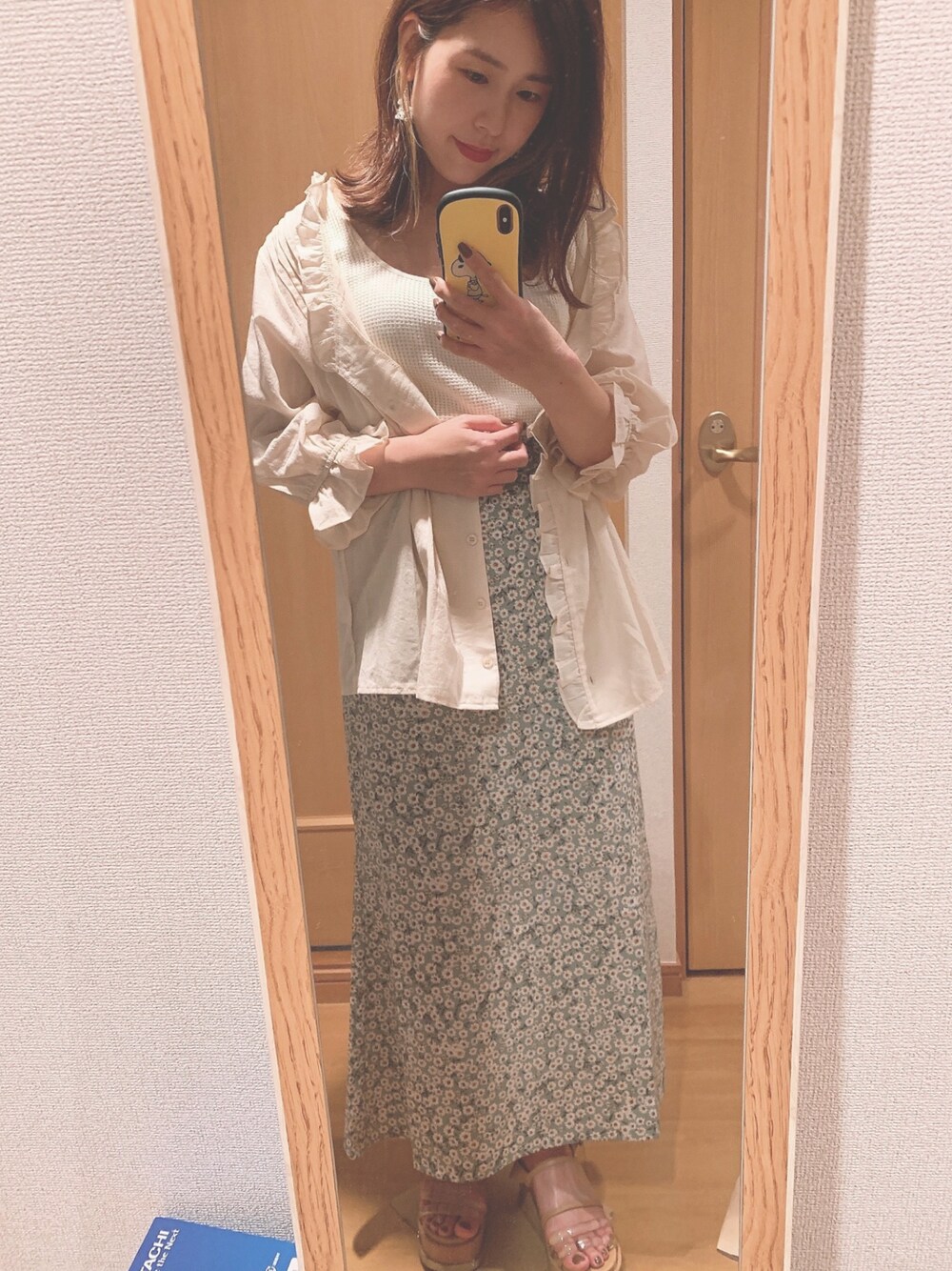 「夏コーデ、花柄、花柄スカート、ミントグリーン、flower、シャツスタイル、クリアサンダル、低身長、低身長コーデ、mystic」｜「flowerのフリルレディブラウス（シャツ/ブラウス、ホワイト系）」を使った、おまめさん（レディース・150cm）の夏コーディネートの1枚目の写真