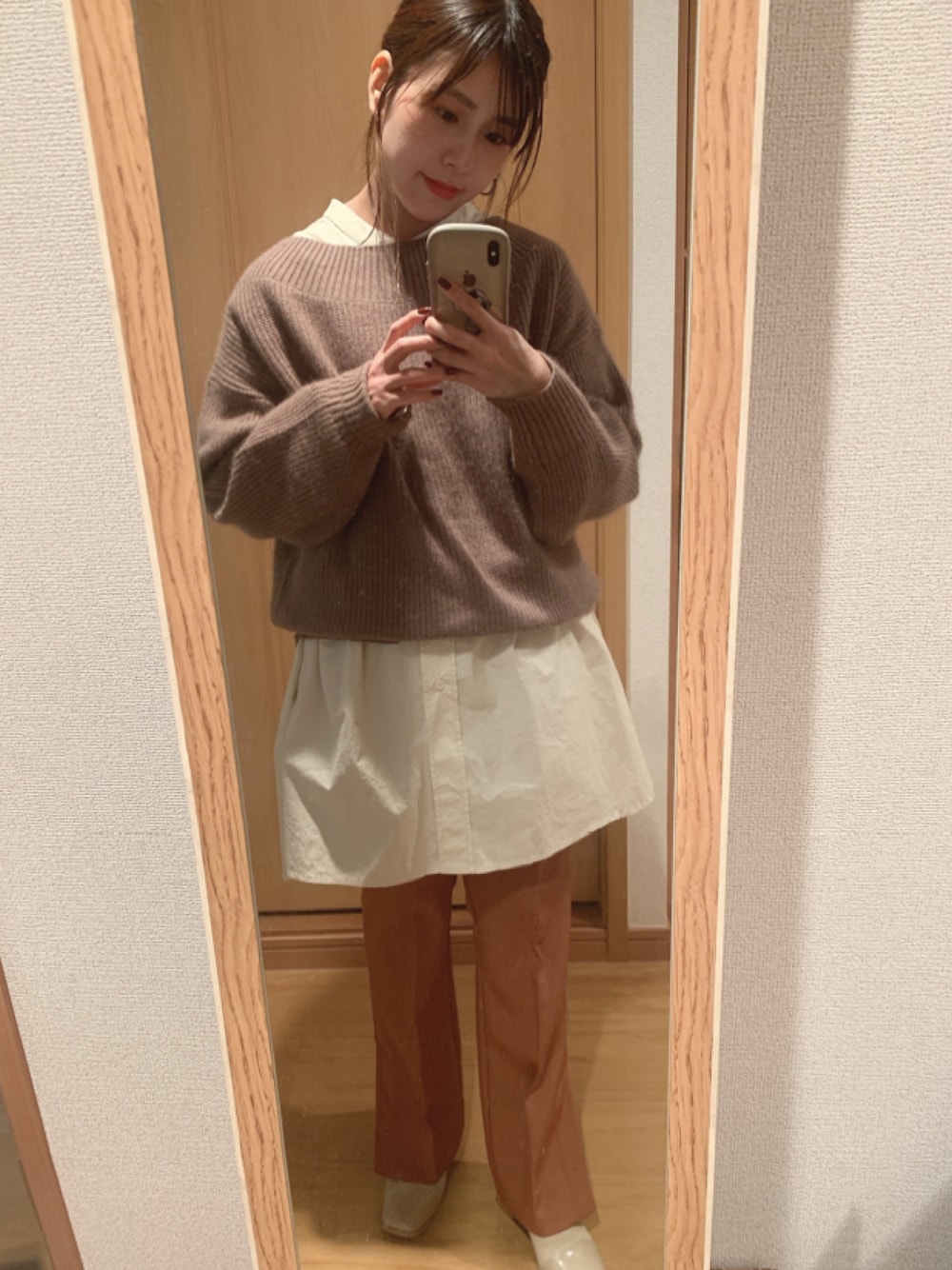 「mystic、お洒落さんとつながりたい、ニット、パンツスタイル、センタープレスパンツ、シャツスタイル、秋のコーデ、低身長、低身長コーデ、ブラウン」｜「mysticのバックスリットロングシャツ（シャツ/ブラウス、ベージュ系）」を使った、おまめさん（レディース・150cm）の秋コーディネートの1枚目の写真