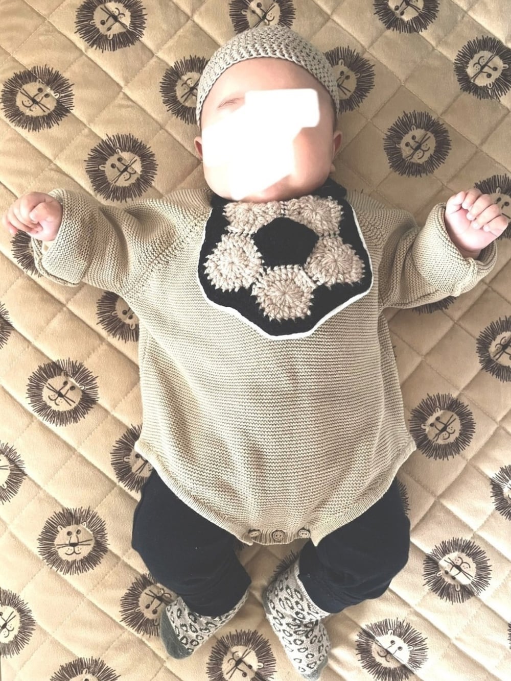 ベージュ系のその他ベビーウェア、グリーン系のベビーシューズ/ベビーソックス、ベージュ系のスタイ/よだれかけを着用したキッズの冬コーディネートの1枚目の写真