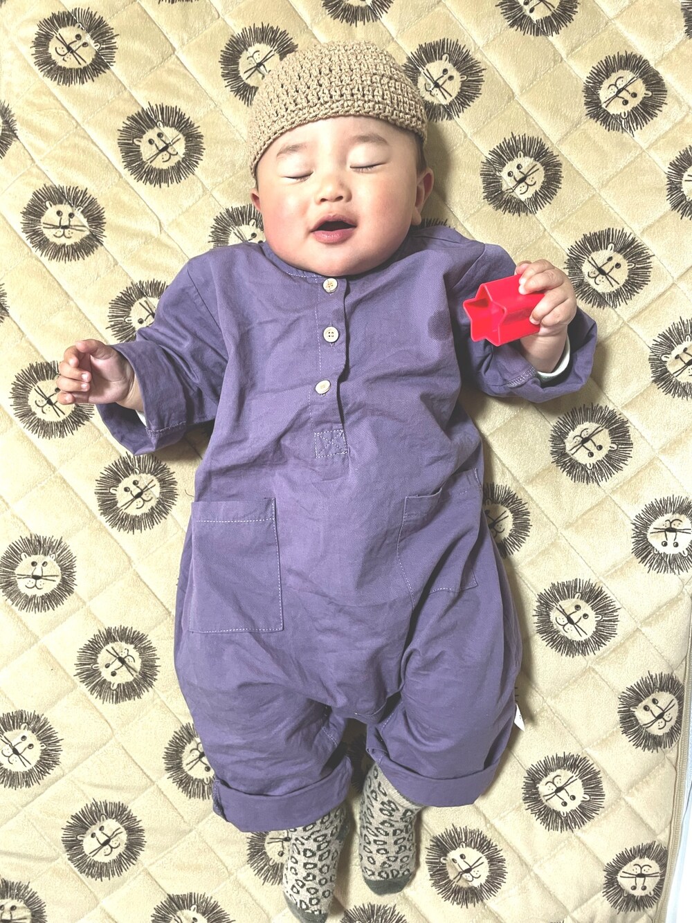 「赤ちゃん、あかちゃんコーデ、ベビー、ベビーコーデ、０歳、男の子、男の子コーデ、おとこのこ、むすこーで、キッズファッション」｜「nazi.のアイテム（つなぎ/オールインワン、パープル系）」を使った、kankanさん（キッズ・70cm）の春コーディネートの1枚目の写真