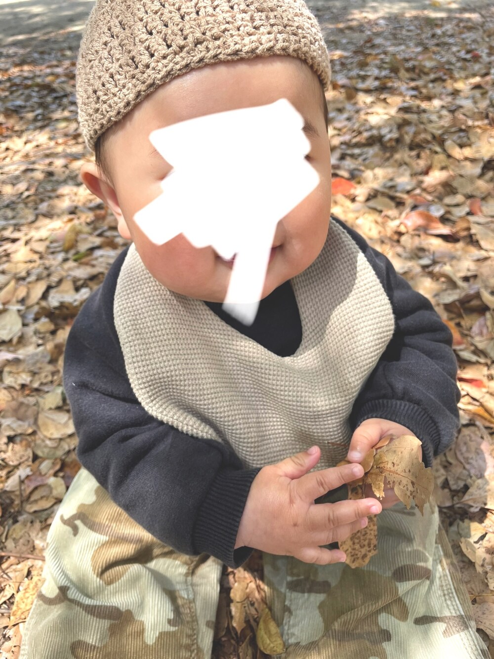 「赤ちゃん、あかちゃんコーデ、ベビー、ベビーコーデ、０歳、7ヶ月、男の子、おとこのこ、むすこーで、キッズコーデ」｜「Handmadeのアイテム（スタイ/よだれかけ、ベージュ系）」を使った、kankanさん（キッズ・70cm）の春コーディネートの1枚目の写真