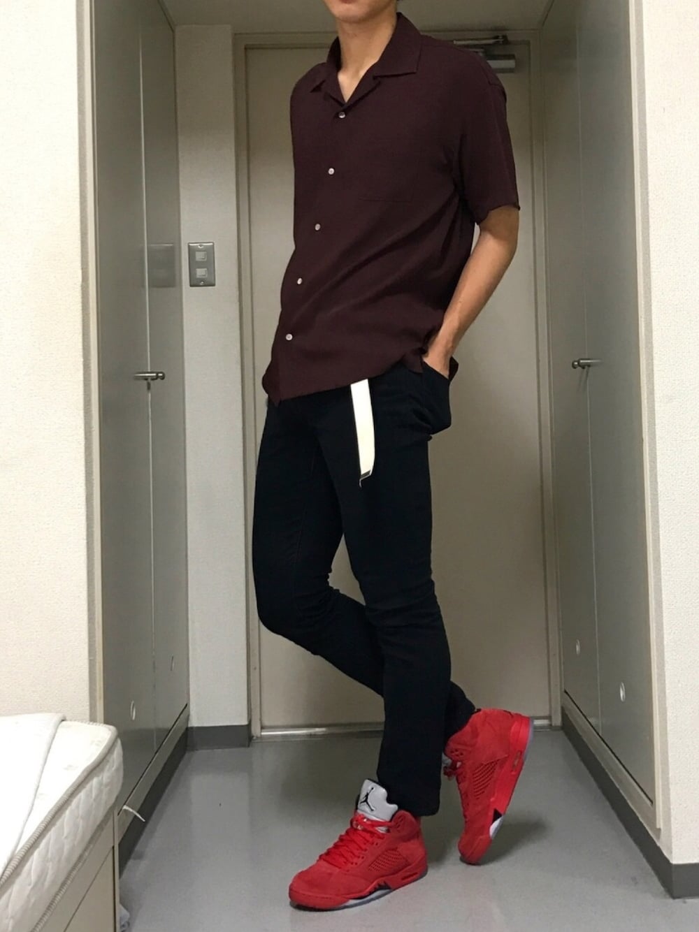 ブラック系のその他パンツ、レッド系のシャツ/ブラウスを着用したメンズの秋コーディネートの1枚目の写真