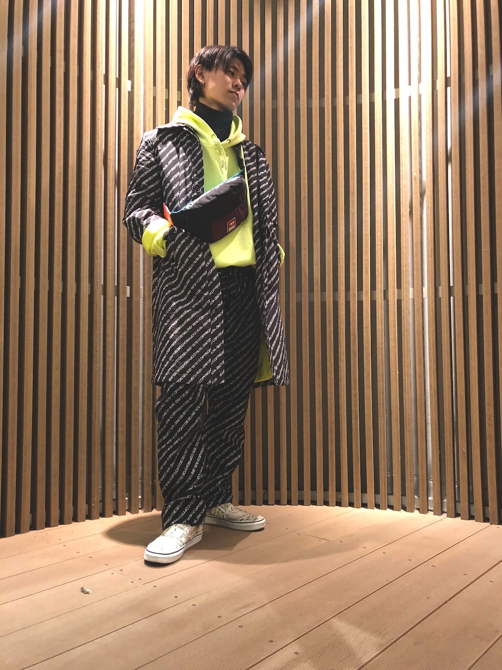 「Diesel、冬コーデ、ストリート、スニーカー、ロングコート、ブラックコーデ、大人カジュアル、ワイドパンツ、デニム、黒」｜「DIESELのメンズ スウェット パーカー パーカー ロゴ（スウェット、イエロー系）」を使った、aose shimoideさん（メンズ・170cm）の冬コーディネートの1枚目の写真