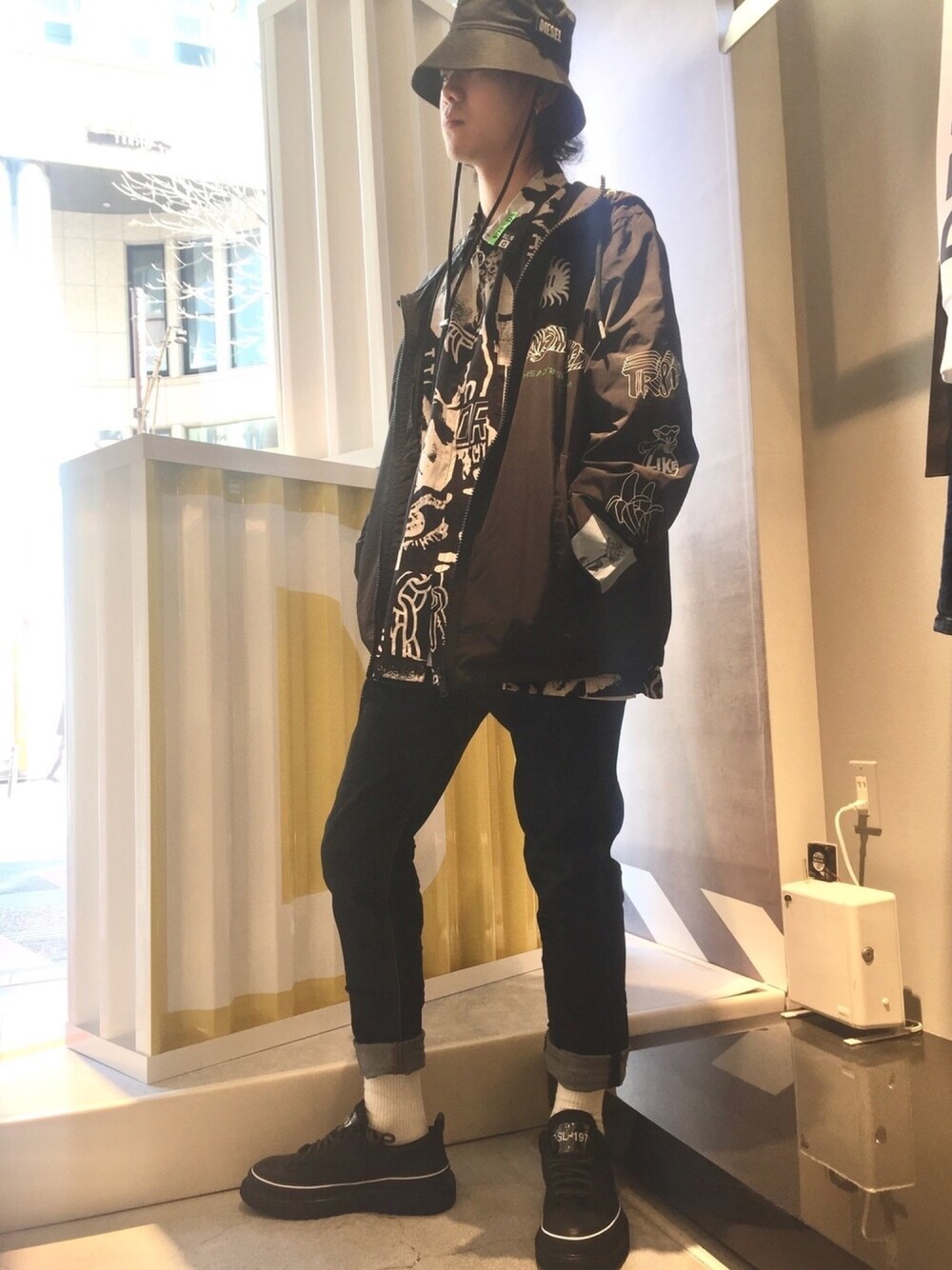 「ビッグシルエット、ブラック、Diesel、diesel福岡、バケットハット、オールブラック、黒、デニム、ナイロンジャケット、モノトーン」｜「DIESELのメンズ ハット バケットハット ロゴ（ハット、ブラック系）」を使った、aose shimoideさん（メンズ・170cm）の春コーディネートの1枚目の写真