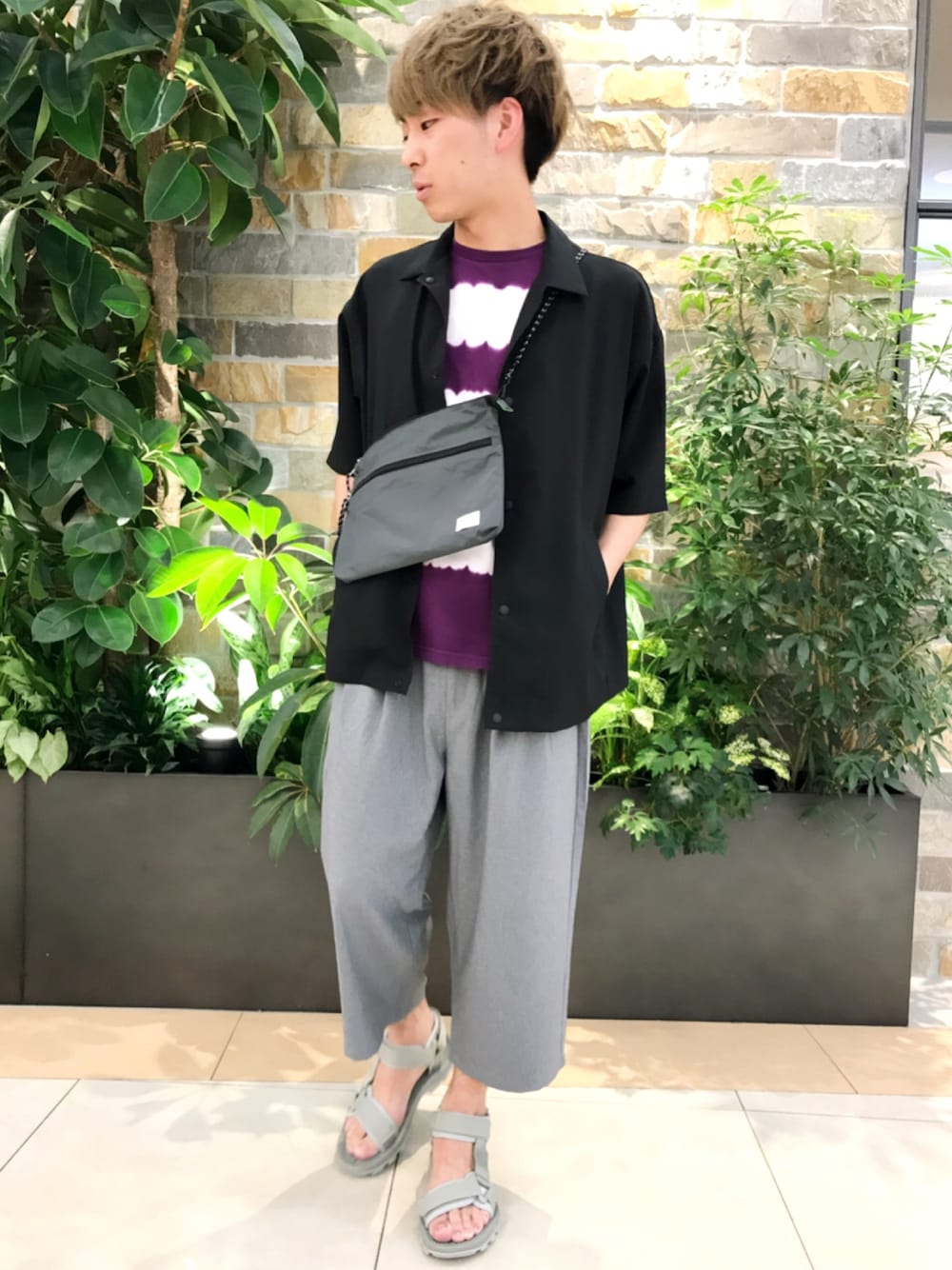 ブラック系のシャツ/ブラウス、パープル系のTシャツ/カットソー、グレー系のショルダーバッグを着用したメンズの春コーディネートの1枚目の写真